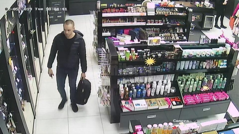 Tânăr căutat pentru furt de parfumuri dintr-un magazin din Suceava