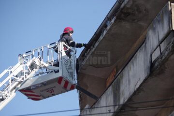 Pompierii au intervenit pentru a îndepărta pericolul generat de tencuiala care se desprindea de pe bloc
