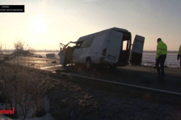 Doi morți și șapte răniți după ce un microbuz și o autoutilitară s-au ciocnit la Sasca Nouă