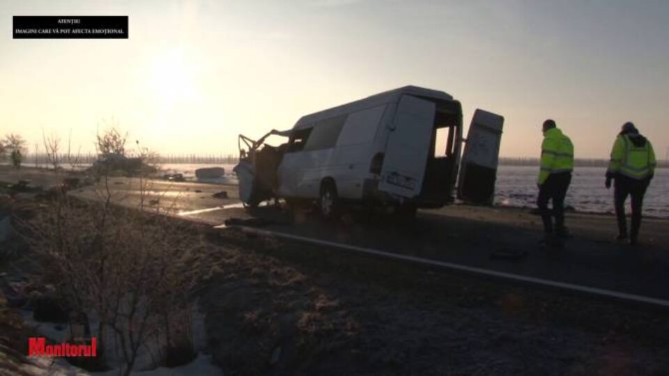 Doi morți și șapte răniți după ce un microbuz și o autoutilitară s-au ciocnit la Sasca Nouă Doi morți și șapte răniți după ce un microbuz și o autoutilitară s-au ciocnit la Sasca Nouă