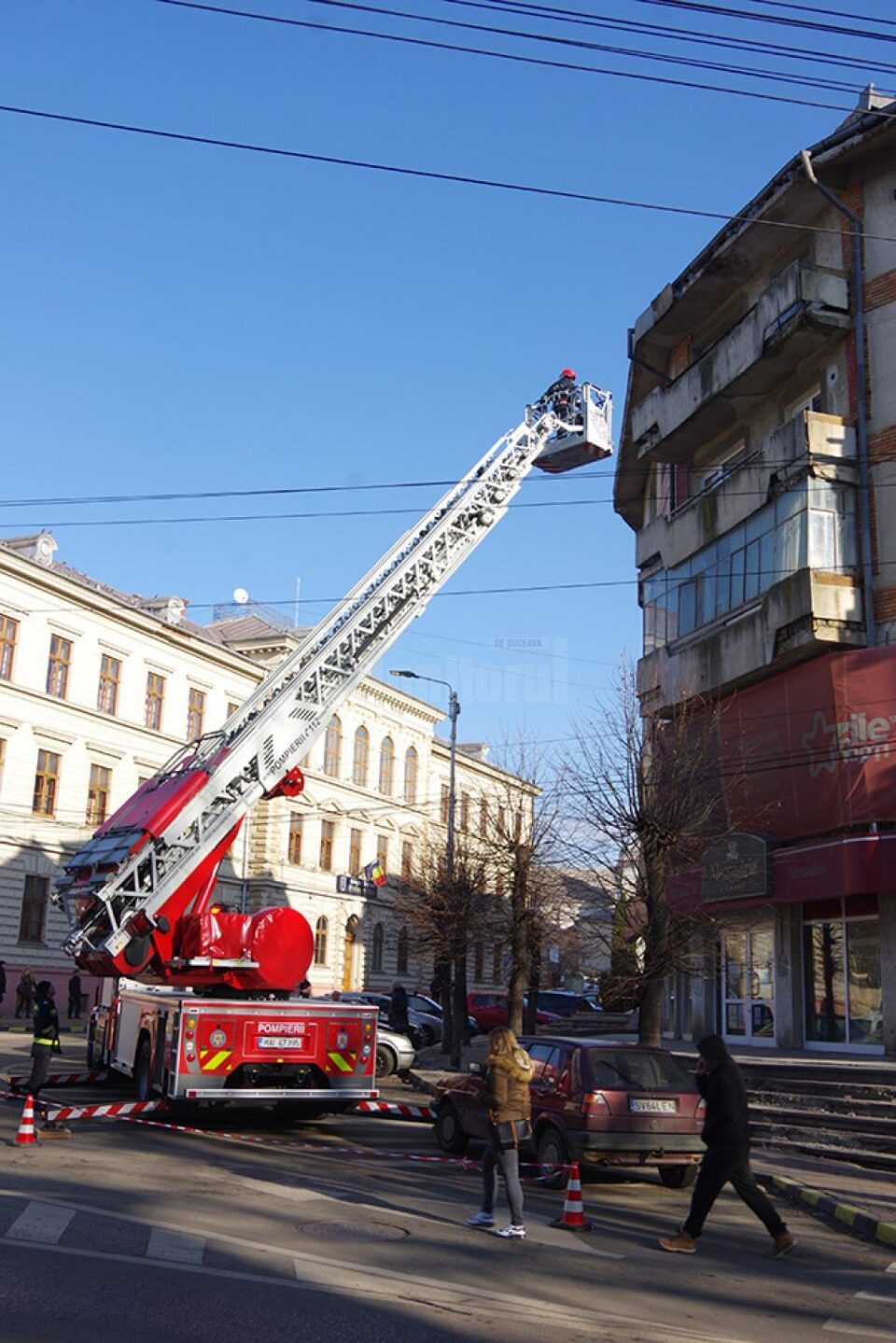 Pompierii au intervenit pentru a îndepărta pericolul generat de tencuiala care se desprindea de pe bloc