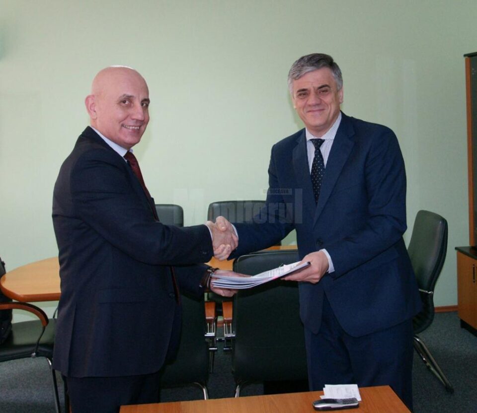 Primarul Ioan Pavăl la semnarea unuia dintre contractele care se vor derula în Dumbrăveni Primarul Ioan Pavăl la semnarea unuia dintre contractele care se vor derula în Dumbrăveni