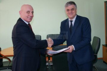 Primarul Ioan Pavăl la semnarea unuia dintre contractele care se vor derula în Dumbrăveni