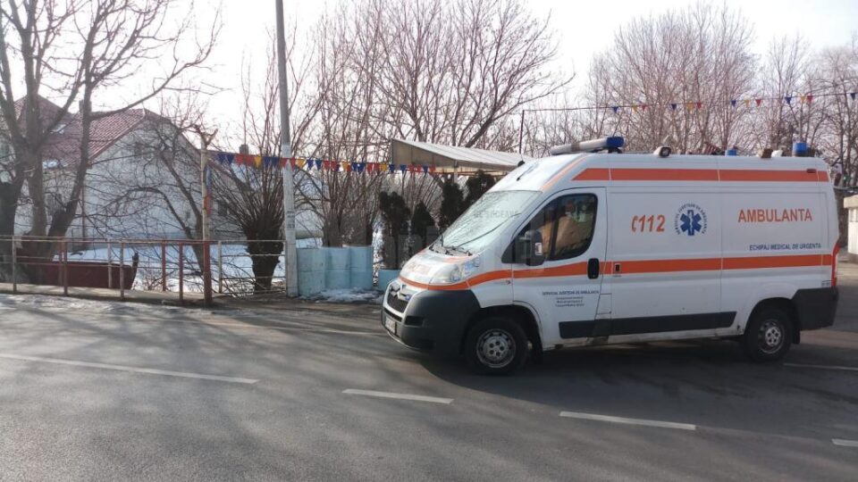 Bărbatul a fost transportat la spital cu ambulanța