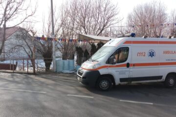 Bărbatul a fost transportat la spital cu ambulanța
