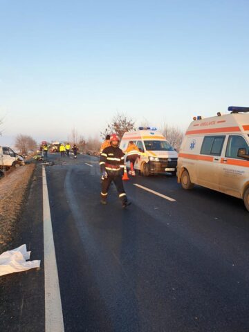 Un microbuz cu opt oameni a intrat într-o furgonetă pentru transport. Rezultatul: doi morți și șapte răniți