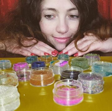 O tânără din Suceava câștigă o avere lunar, cu YouTube