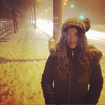 O tânără din Suceava câștigă o avere lunar, cu YouTube