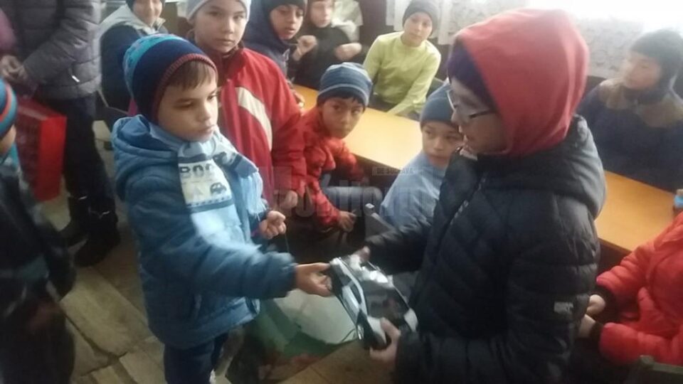 Copiii de la Casa de tip familial „Sf. Nicolae” Suceava au donat hăinuțe și jucării copiilor săraci