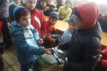 Copiii de la Casa de tip familial „Sf. Nicolae” Suceava au donat hăinuțe și jucării copiilor săraci