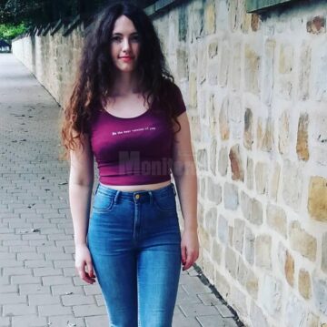 O tânără din Suceava câștigă o avere lunar, cu YouTube