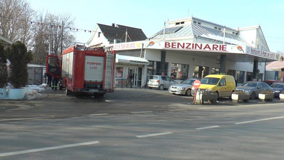 Un bărbat care a căzut într-un bazin al unei benzinării, salvat de pompieri în ultima clipă Un bărbat care a căzut într-un bazin al unei benzinării, salvat de pompieri în ultima clipă