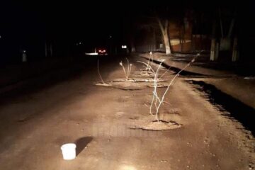 Gropi astupate cu pământ și crengi, pe strada principală din Mitocu Dragomirnei