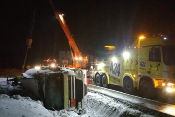 Autocisternă încărcată cu motorină, răsturnată pe DN 17, la Poiana Stampei