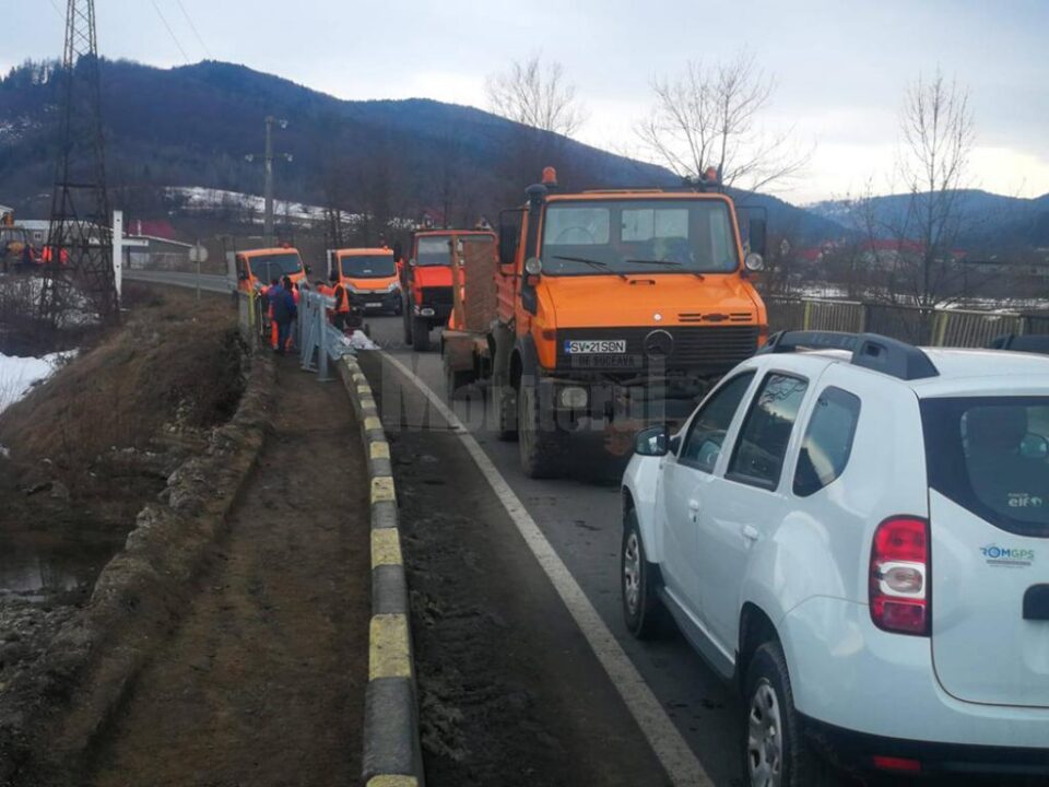 A început montarea parapetului metalic la podul de la Sucevița, pe DN 17A