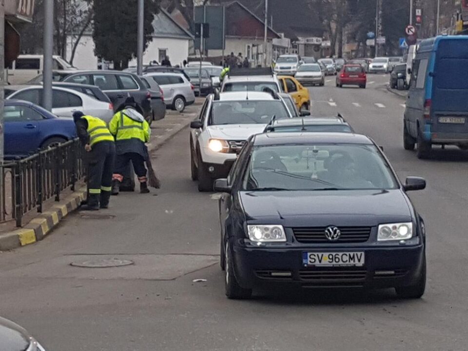 Campanie de curățenie pe străzile Sucevei, în plină iarnă