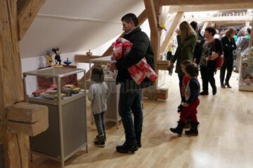 Lacrimi și scandal la expoziția „Jucăriile din Pod”, de la Muzeul de Istorie din Suceava