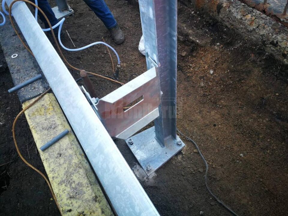 A început montarea parapetului metalic la podul de la Sucevița, pe DN 17A