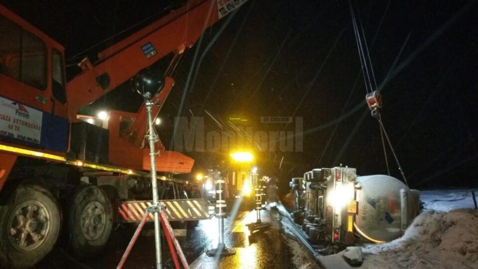 Autocisternă încărcată cu motorină, răsturnată pe DN 17, la Poiana Stampei