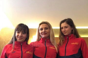 Antrenoarea Erzilia Țîmpău, încadrată de Mădălina Sârbu și Talida Sfârghiu