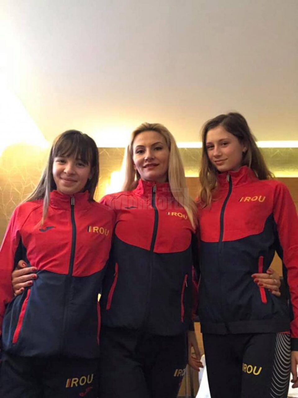 Antrenoarea Erzilia Țîmpău, încadrată de Mădălina Sârbu și Talida Sfârghiu