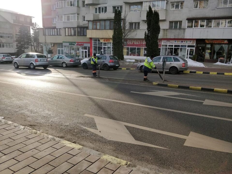 Campanie de curățenie pe străzile Sucevei, în plină iarnă
