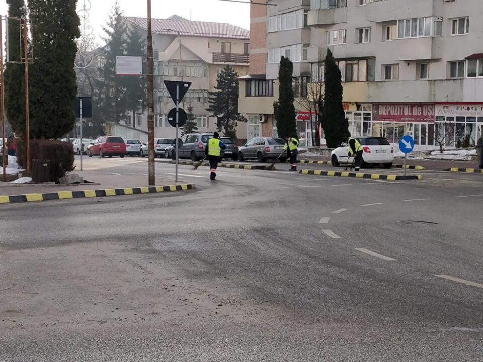 Campanie de curățenie pe străzile Sucevei, în plină iarnă