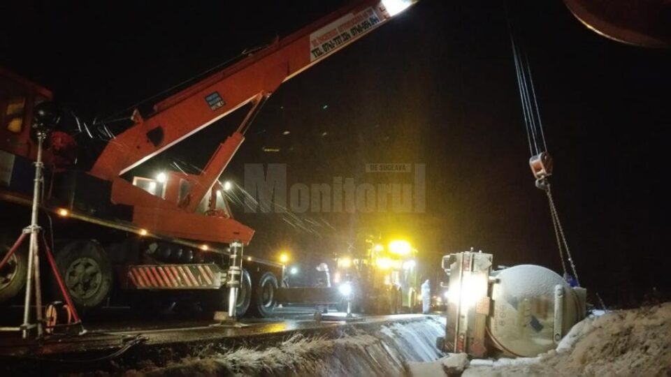 Autocisternă încărcată cu motorină, răsturnată pe DN 17, la Poiana Stampei