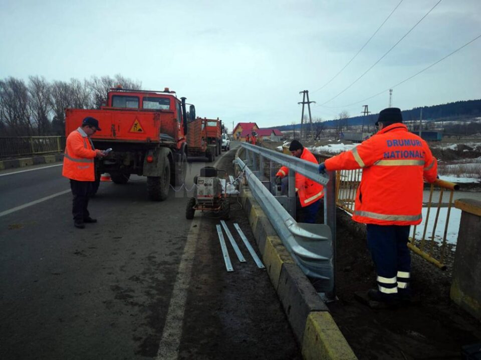 Montare parapete noi pe podul dintre Marginea și Sucevița