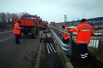Montare parapete noi pe podul dintre Marginea și Sucevița