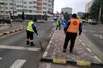 Echipele de salubrizare au acționat în mai multe zone ale orașului, îndepărtând mizeriile adunate pe marginea străzilor și a trotuarelor