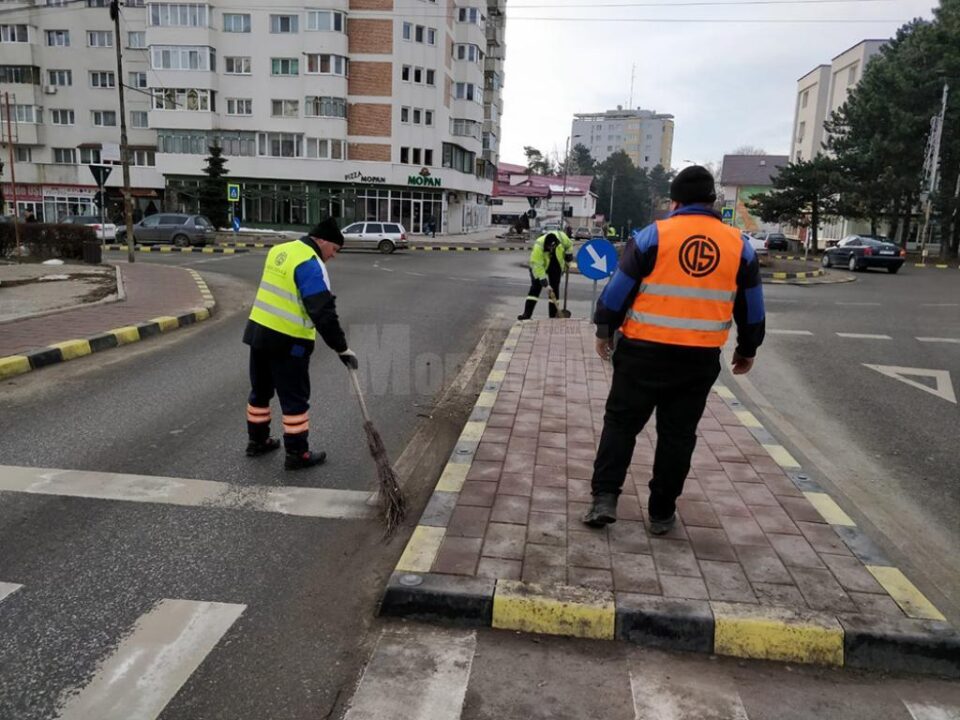 Echipele de salubrizare au acționat în mai multe zone ale orașului, îndepărtând mizeriile adunate pe marginea străzilor și a trotuarelor