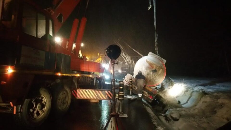 În cursul dimineții de marți, autocisterna a fost repusă pe roți cu ajutorul a două macarale de 45 de tone