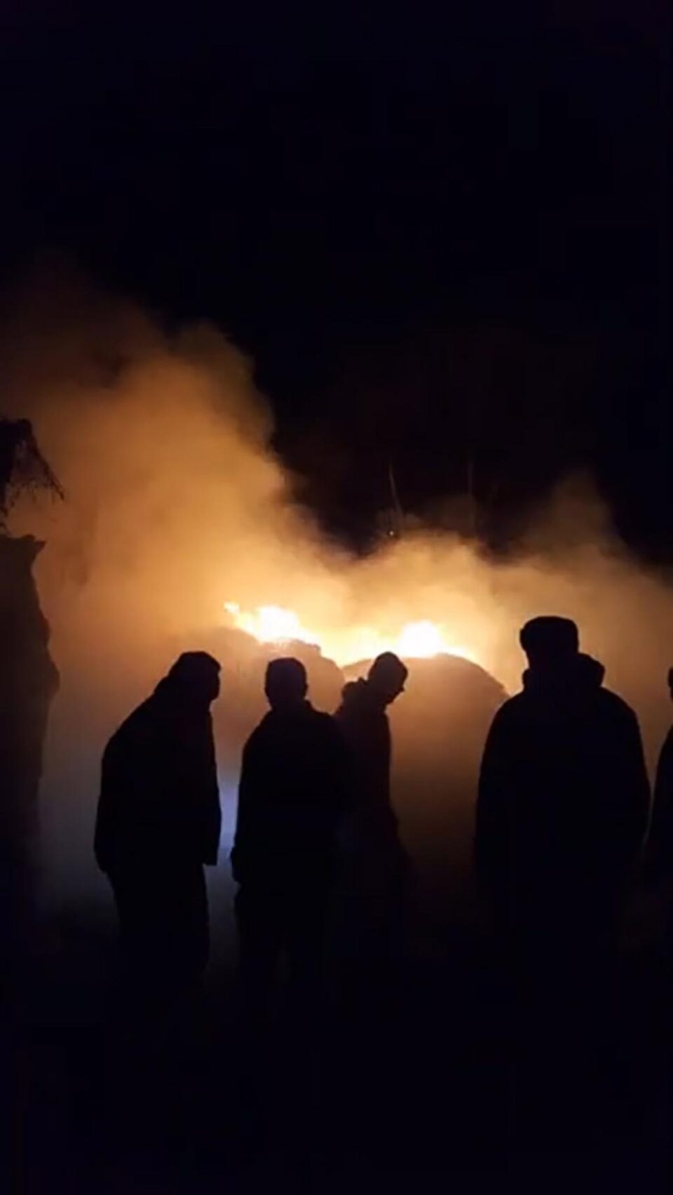 Un incendiu pus intenționat în toiul nopții a distrus furajele unei stâne la Bosanci
