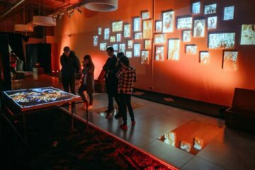 „Muzeul Memoriei”, o expoziție interactivă inedită, care îi conectează pe vizitatori cu trecutul
