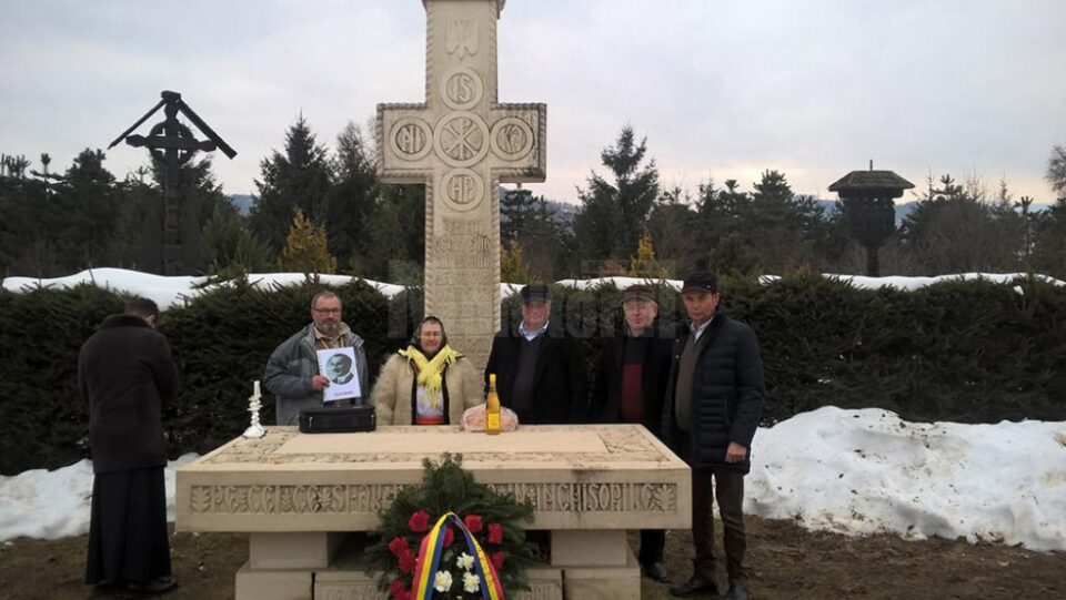 Crucea amplasată în locul în care au fost îngropați deținuții politici care nu au rezistat regimului de exterminare lentă de la Sighet Crucea amplasată în locul în care au fost îngropați deținuții politici care nu au rezistat regimului de exterminare lentă de la Sighet