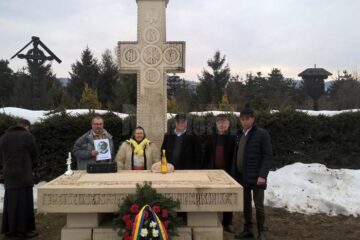 Crucea amplasată în locul în care au fost îngropați deținuții politici care nu au rezistat regimului de exterminare lentă de la Sighet Crucea amplasată în locul în care au fost îngropați deținuții politici care nu au rezistat regimului de exterminare lentă de la Sighet