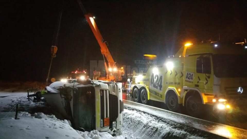 Autocisterna încărcată cu motorină s-a răsturnat în afara părții carosabile