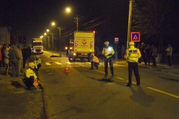 Vinerea trecută, un bărbat în vârstă de 77 de ani, din Câmpulung Moldovenesc, a fost accidentat mortal în timp ce traversa pe trecerea de pietoni