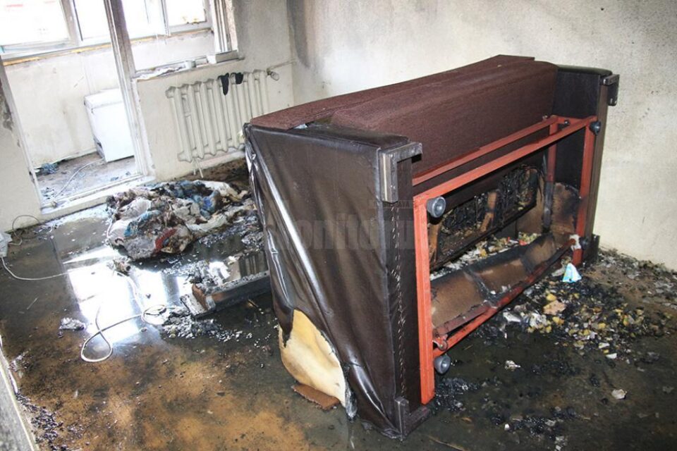 Interiorul garsonierei a fost transformat în scrum, focul fiind pus intenționat