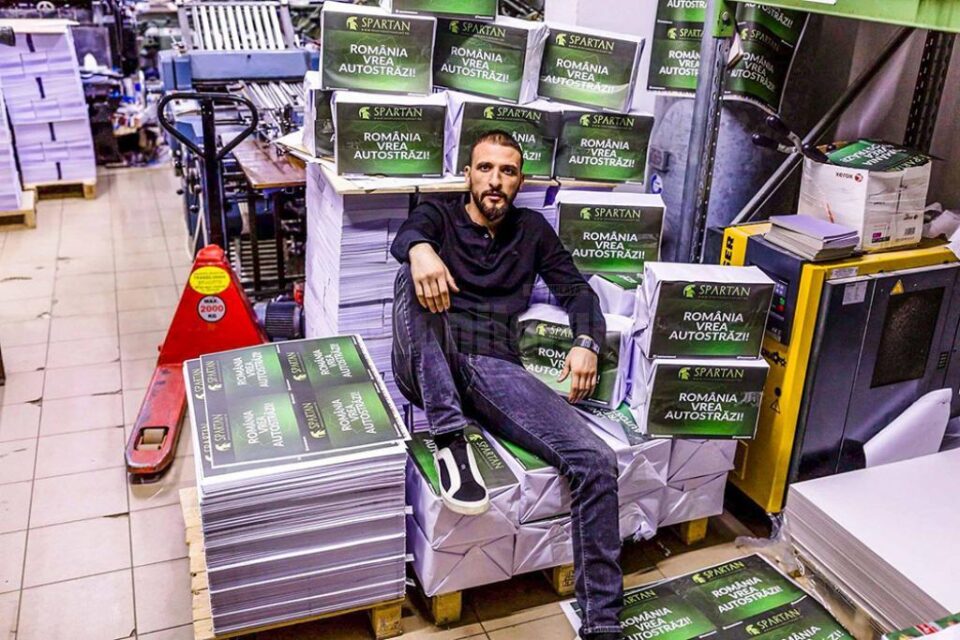 Ștefan Mandachi a tipărit milioane de afișe cu mesajul "România vrea autostrăzi", pe care le-a împărțit în întreaga țară