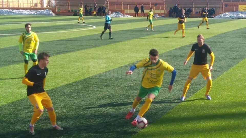 Pavel, la balon, a marcat golul sucevenilor. Foto Dan Esanu