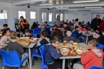 Proiectul pilot "O masă caldă în școli", în așteptare în acest an școlar. Foto: radioresita.ro Proiectul pilot "O masă caldă în școli", în așteptare în acest an școlar. Foto: radioresita.ro