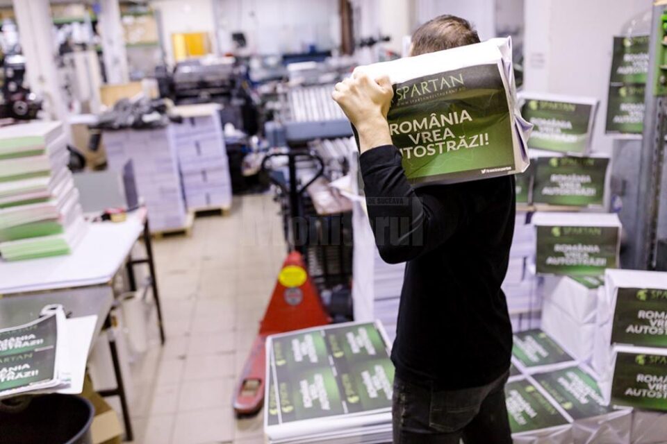 Clienții restaurantelor Spartan primesc pe tăvi afișe și șervețele cu mesajul "România vrea autostrăzi"