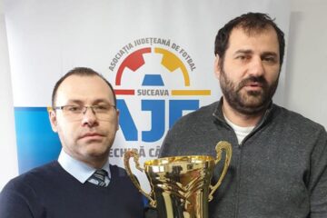 Ciprian Anton și Gabriel Clim prezintă trofeul care va fi acordat câștigătoarei Campionatului Under 11