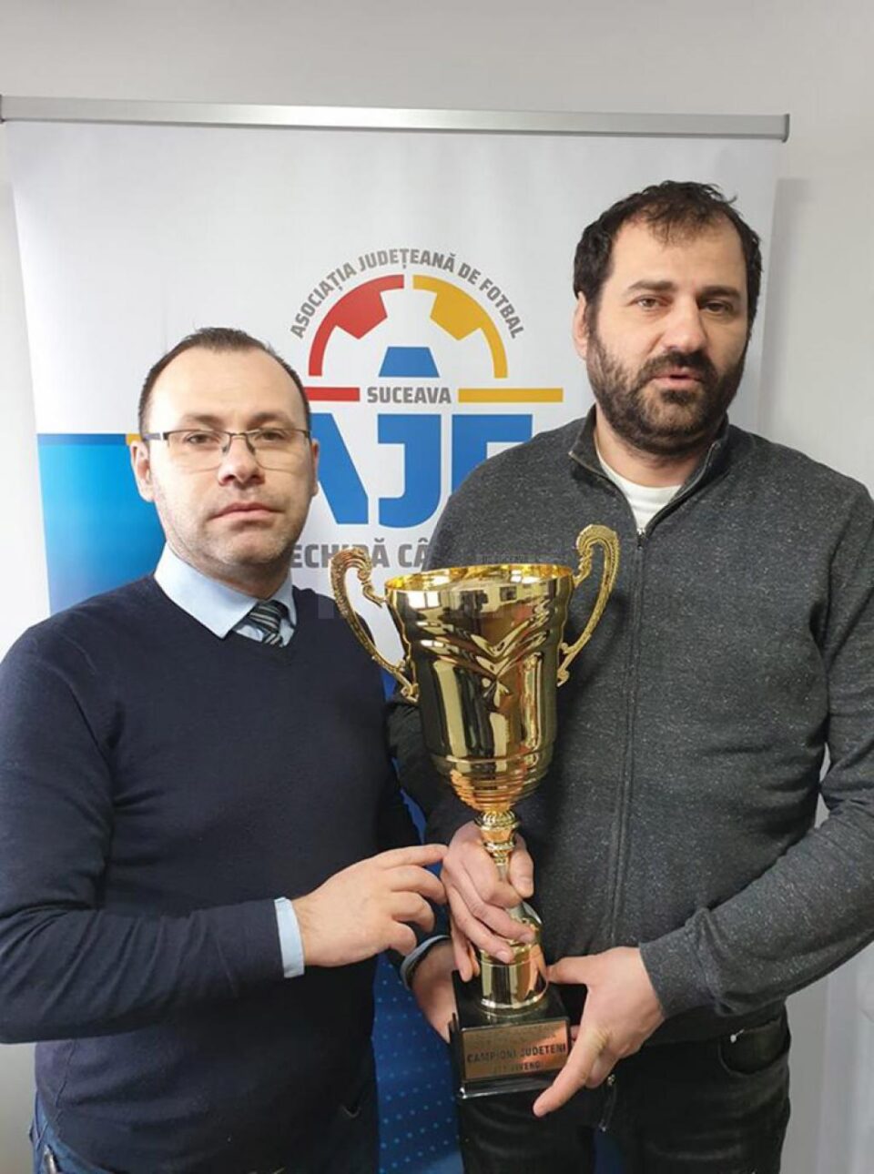 Ciprian Anton și Gabriel Clim prezintă trofeul care va fi acordat câștigătoarei Campionatului Under 11