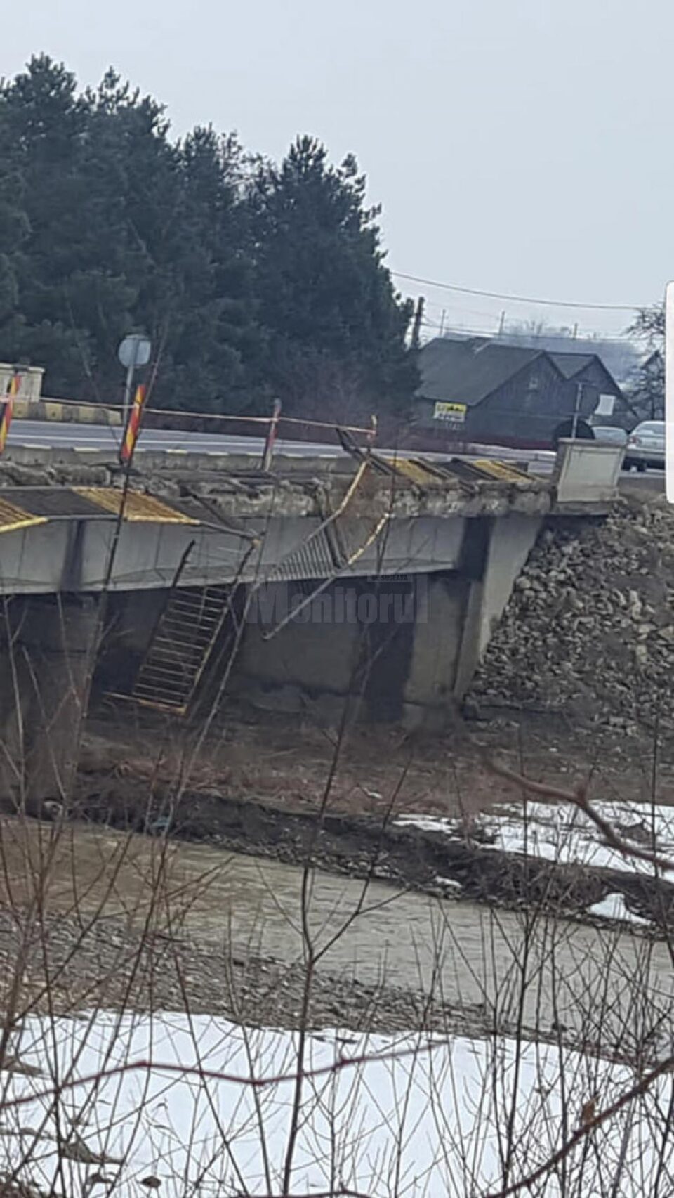 Balustrada care a cedat complet și a trebuit înlocuită