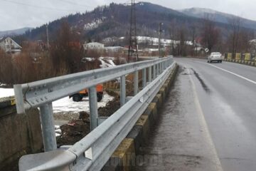 Un parapet dublu a fost montat în această săptămână de lucrătorii de la Secția de Drumuri Naționale Suceava, pe partea de pod care rămăsese fără protecție