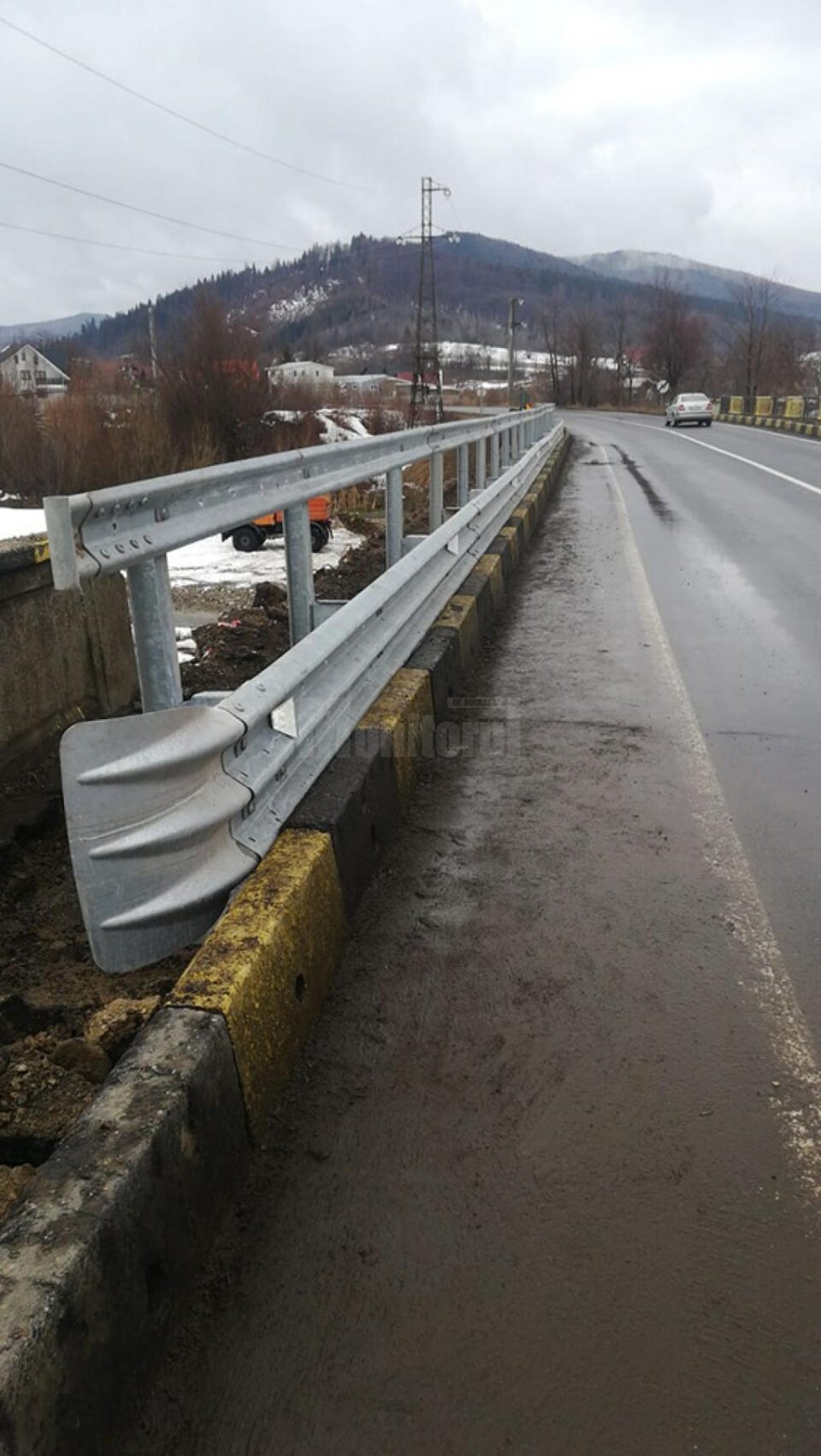 Un parapet dublu a fost montat în această săptămână de lucrătorii de la Secția de Drumuri Naționale Suceava, pe partea de pod care rămăsese fără protecție
