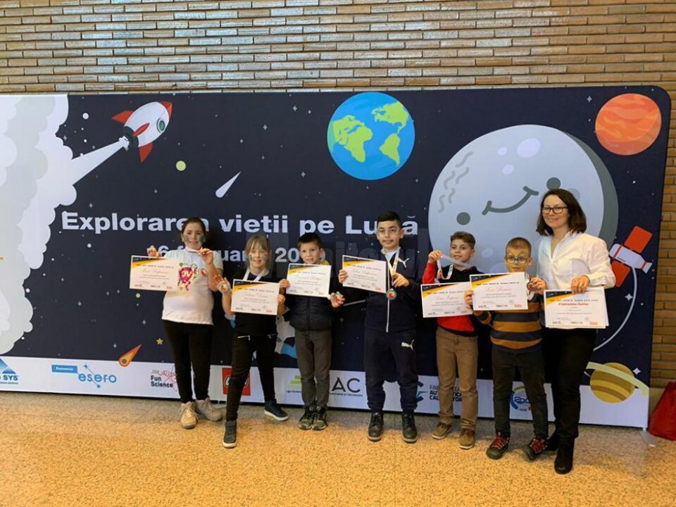 Echipa Filatronics Junior și prof. înv. primar Lionte Mariana, coordonatoarea echipei